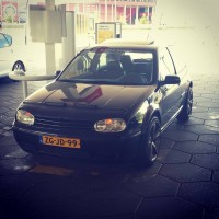 Golf 4 met USLights bij tankstation