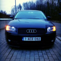 Audi A3 in de avond, boze blik