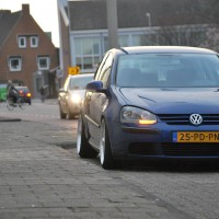 VW Golf 5 met USLights in straatbeeld