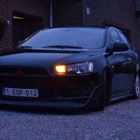 Mitsubishi Lancer met USLights in schemer