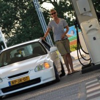 Honda Civic bij tankstation