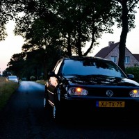 Golf 4 met USLights met Nissan op de achtergrond