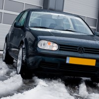 Golf 4 met USLights in sneeuw