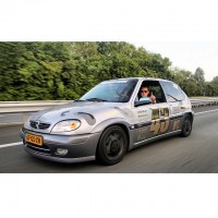 Citroen Saxo verlaagd op de snelweg rolling shot