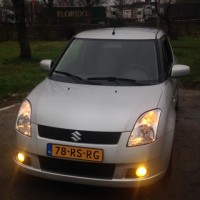 Suzuki Swift met USLights en mistlampen aan