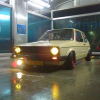 VW Golf 1 met USLights in wasstraat