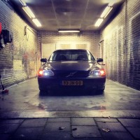 Volvo S60 met USLights in carwash