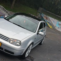 VW Golf 4 met USLights in skatepark