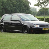 VW Golf 4 met dubbele USLights verlaagd