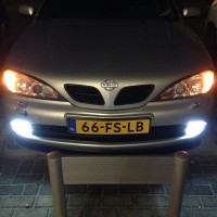 Nissan Primera met USLights en xenon mistlampen aan