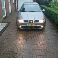 Seat Leon met mistlampen en USLights aan, regenachtige dag