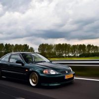 Honda Civic Coupe rolling shot met USLights aan