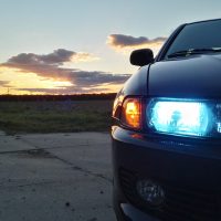 Mitsubishi Galant closeup met Xenon en USLights