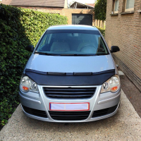 VW Polo 9n3 met embleemloze grill, USLights en hoodbra