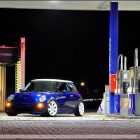 Mini One met USLights bij Tankstation nightshot