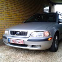 Volvo V40 met USLights onder carport