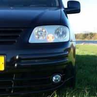 VW Caddy met USLights in gras