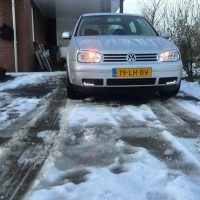 VW Golf 4 met USLights in sneeuw