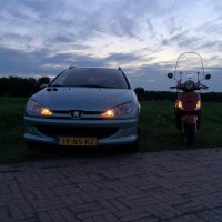 Peugeot 206 met USLights en scooter met USLights