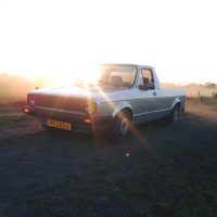 VW Caddy met USLights en embleemloze grill in weiland