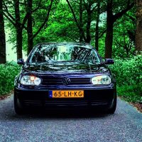 VW Golf 4 met USLights in de bossen