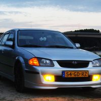 Mazda 323F met USLights en gele mistlampen