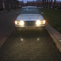 Mercedes 190e met USLights in de regen