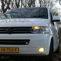 VW T6 met USLights in bossen