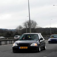 Honda Civic met USLights ingeschakeld op snelweg