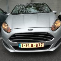 Ford Fiesta met USLights aan schemer