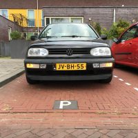 VW Golf 3 met USLights op parkeerplaats