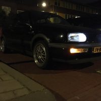 VW golf 3 met USLights op parkeerplaats nachtfoto