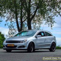 Opel Astra GTC met USLights, booskijkers, embleemloze grill