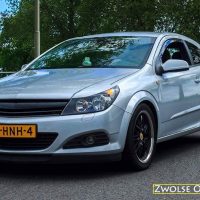 Opel Astra GTC met USLights, booskijkers, embleemloze grill closeup