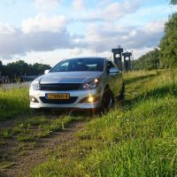 Opel Astra GTC langs het water