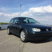 Fabrieksnieuwe Golf 4 met USLights op dijk