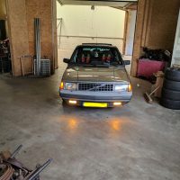 Volvo 300 serie met USLights aan en mistlampen ook