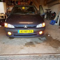 106 Peugeot met USLights en mistlampen aan