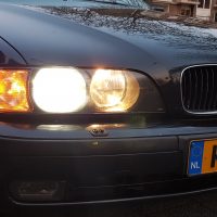 BMW e39 met USLights en groot licht aan