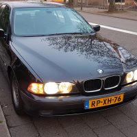 BMW e39 met USLights aan