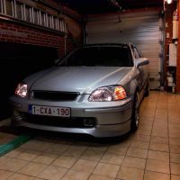 Honda Civic in garage met USLights aan