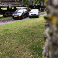 Citroen C2 en Polo 6N2 bij treinstel