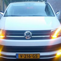 Volkswagen bus T6 met R Grill, USLights, gele mistlampen en spiegels omhoog