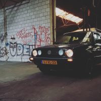 Oldschool setting VW Golf 2 met USLights en smalle bumpers