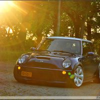 Mini One in sunset met USLights en wit dak