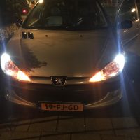 USLights in een Peugeot 206 in de avond