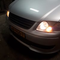 VW Touran met USLights en embleemloze grill