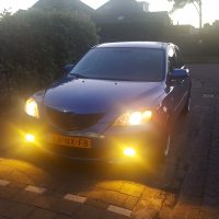 Mazda 3 Blue met USLights en gele mistlampen aan