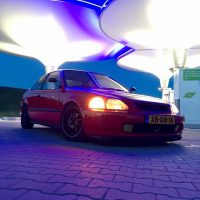 Honda Civic Coupe met USLights bij tankstation