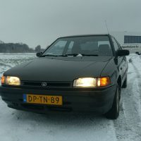 Mazda 323 met USLights in de sneeuw